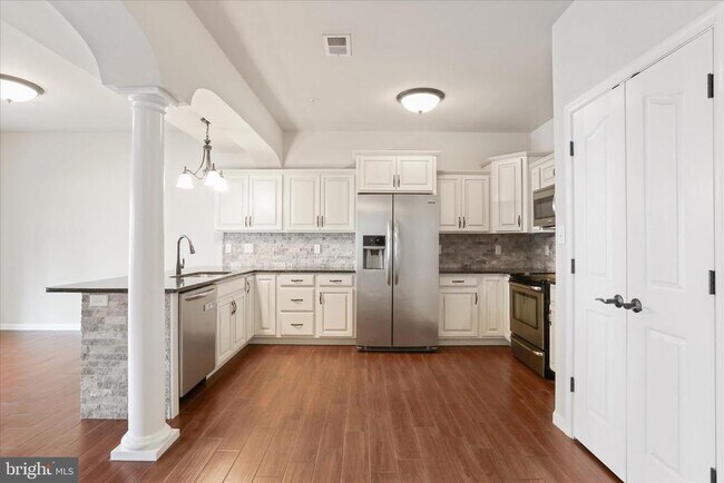 Building Photo - 20 Delano Dr