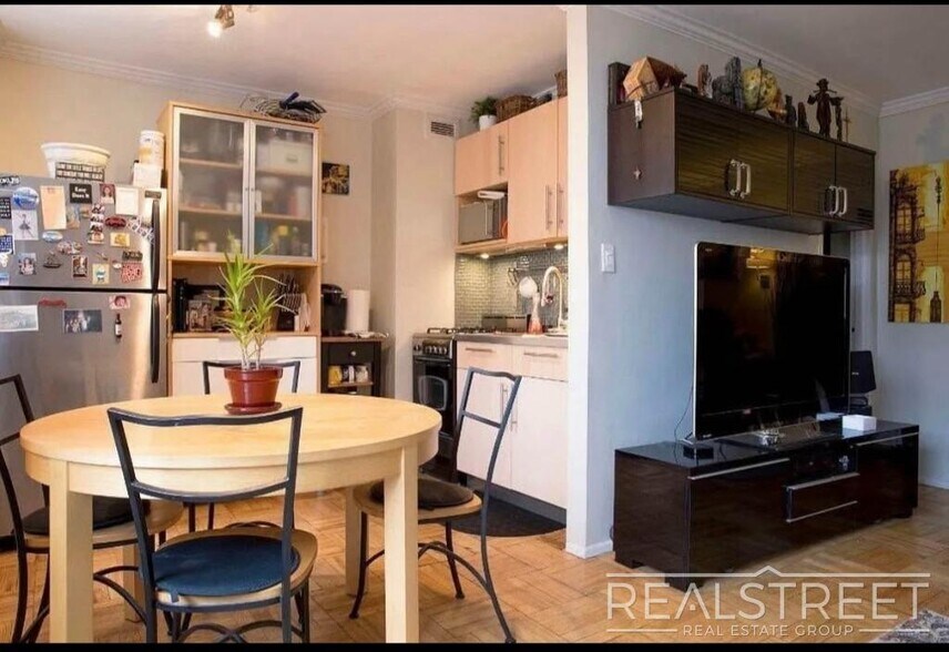 Building Photo - Spacious Studio in Downtown Brooklyn with ...