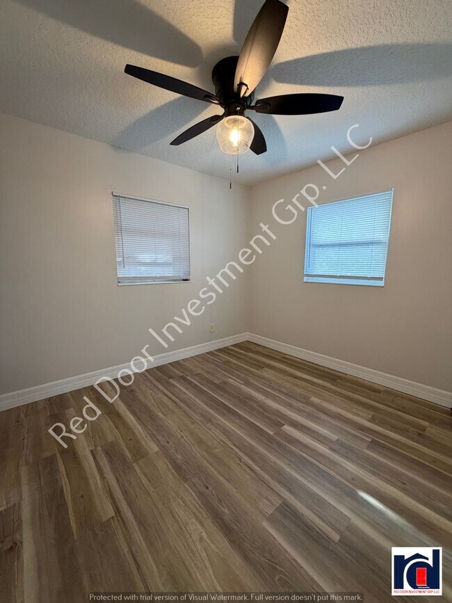 Building Photo - Renovated Spacious 2/2~w/All-in One Washer/Dryer & New AC~Deland
