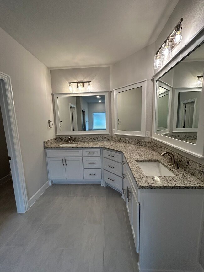 Building Photo - Beautiful Modern Home in Pea Ridge!