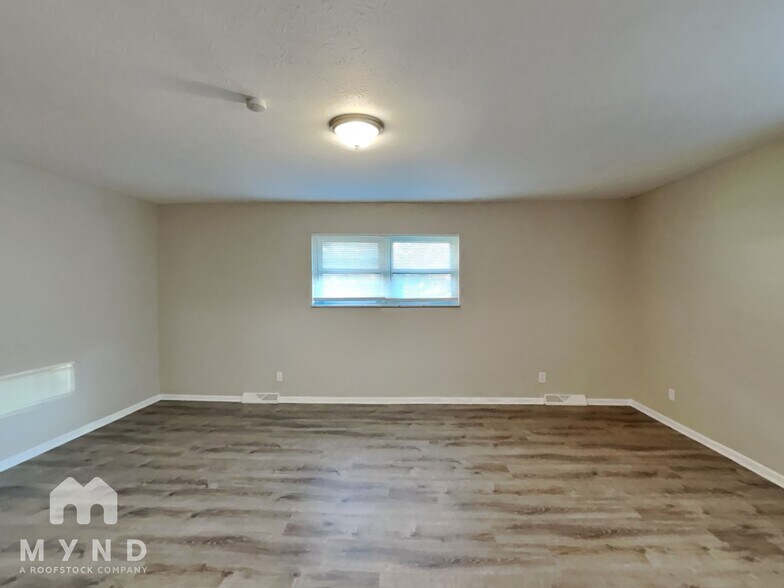 Building Photo - 1853 Tamarack Ct N