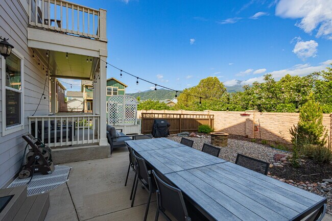 Building Photo - Beautiful mountain views from a Gold Hill Mesa corner lot with a hot tub!
