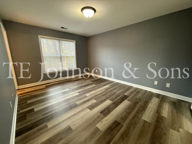 Building Photo - Charming 3 Bedroom Home with Modern Finishes on Dellwood