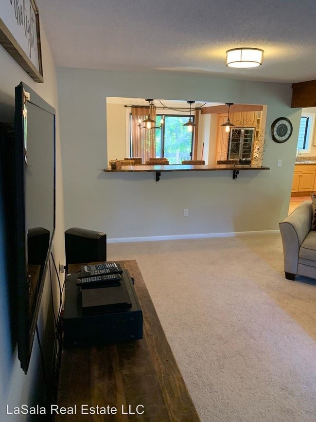 Building Photo - 596 Mountain Rd