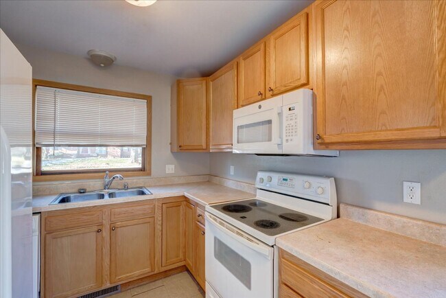 Building Photo - 1309-1311 Prairie Rd