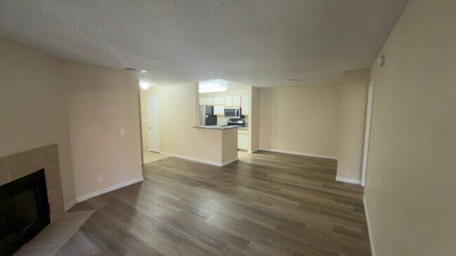 Building Photo - 2 Bedroom Condo!