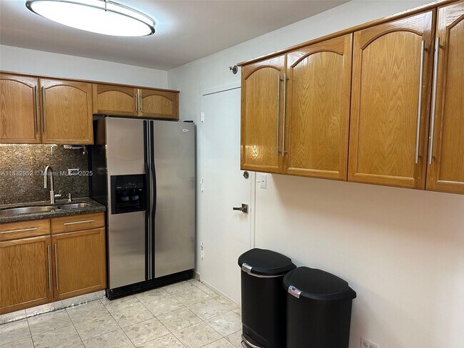 Building Photo - 6039 Collins Ave