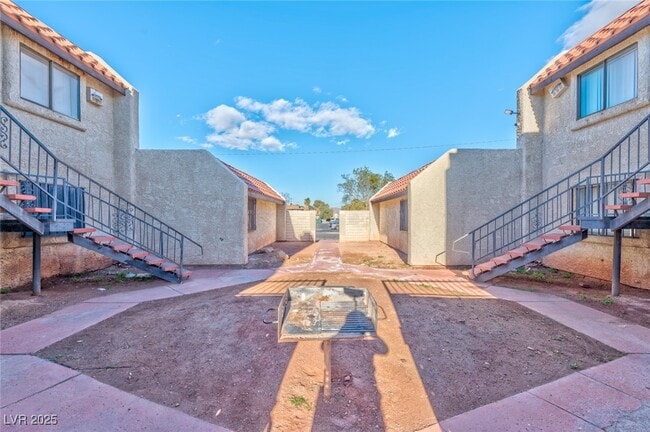 Building Photo - 2117 Sun Ave