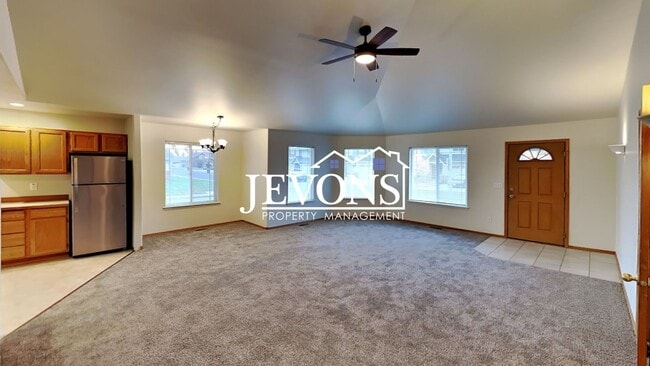 Building Photo - $500 Rent Credit - Two-bedroom home with a fully equipped kitchen, conveniently located near West...