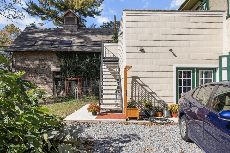 Building Photo - 131 W Walnut Ln