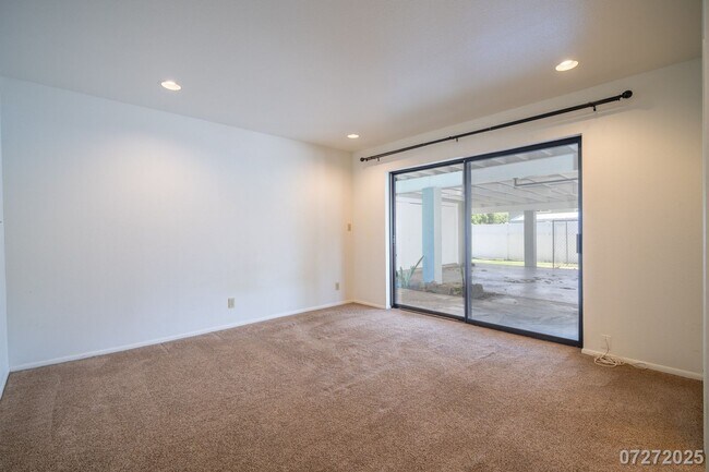Building Photo - Beautiful and Large 3 bedroom 2.5 bath SFH...