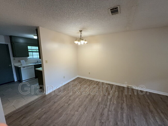 Building Photo - 2881 E Johnson Ave