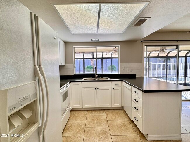 Building Photo - 10628 S 44th Pl