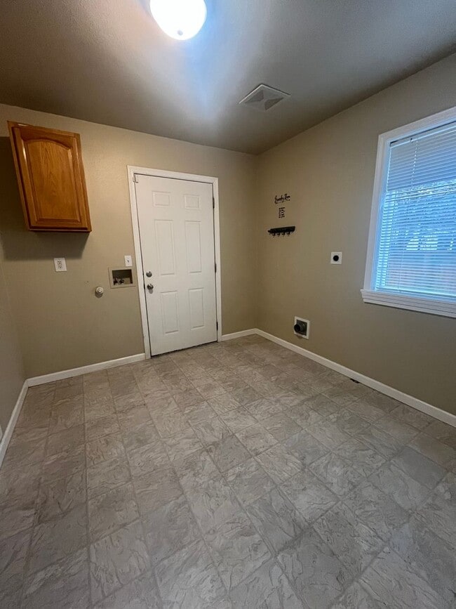 Building Photo - 3-Bedroom 2.5-Bathroom home in Eugene