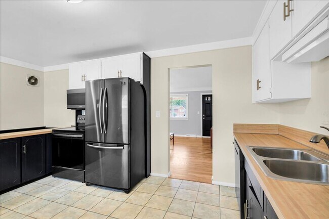 Building Photo - Charming Madison Heights Home with Garage and Fenced Yard