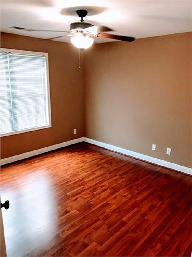 Building Photo - Townhouse in Forest