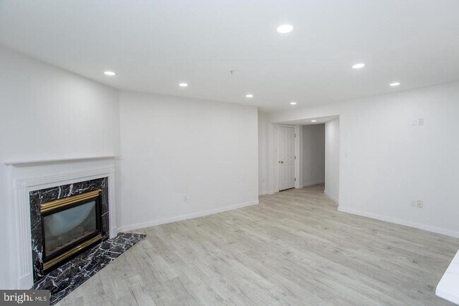 Building Photo - 605 Julian Dr W