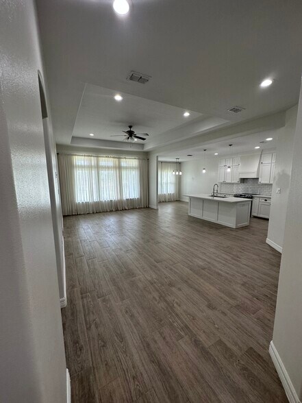 Building Photo - 113 Torrey Pines Rd