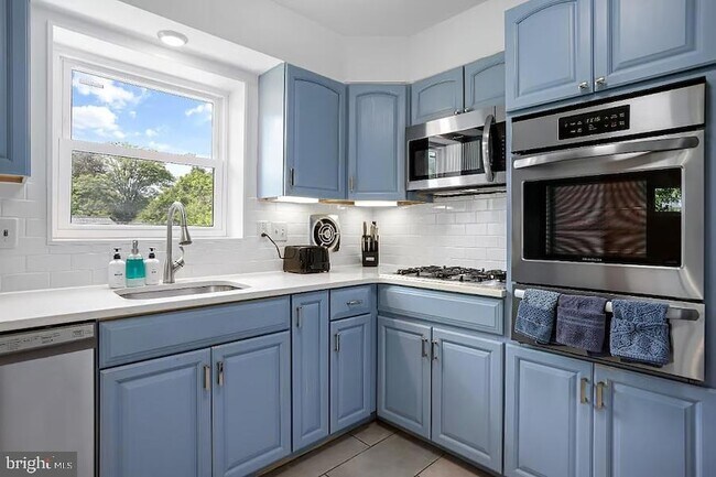 Building Photo - 9724 Admiralty Dr