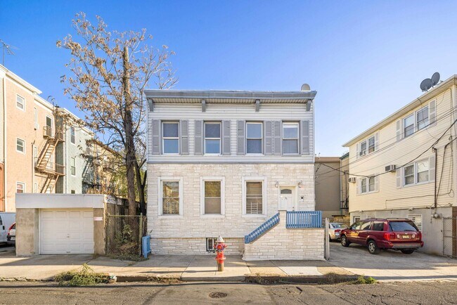 Building Photo - 36 Perry St