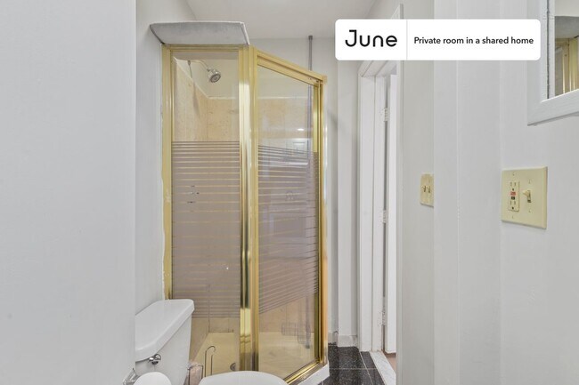 Building Photo - Private bedroom in 4 bed/2 bath Home