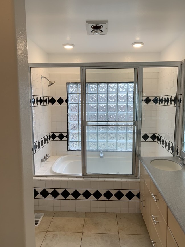 Masterbath - 2616 Walnut Ave