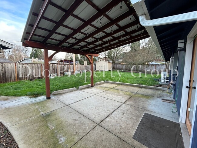 Building Photo - Updated South Eugene Home with Large Yard