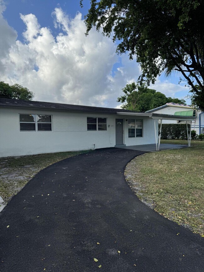 Building Photo - 2770 NW 25th St