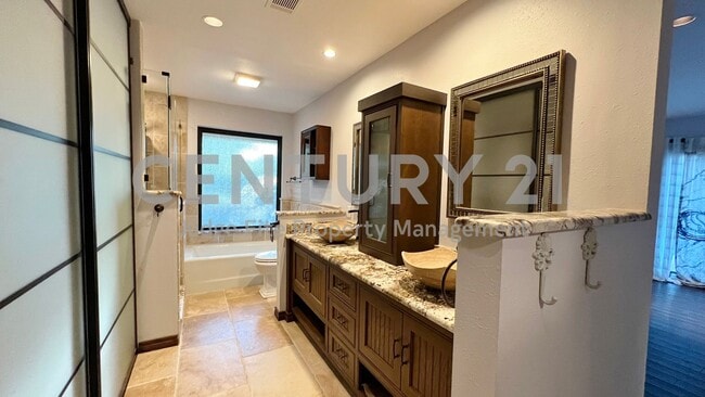 Building Photo - Stunning 4/3/2 Nestled at End of Cul-de-sa...