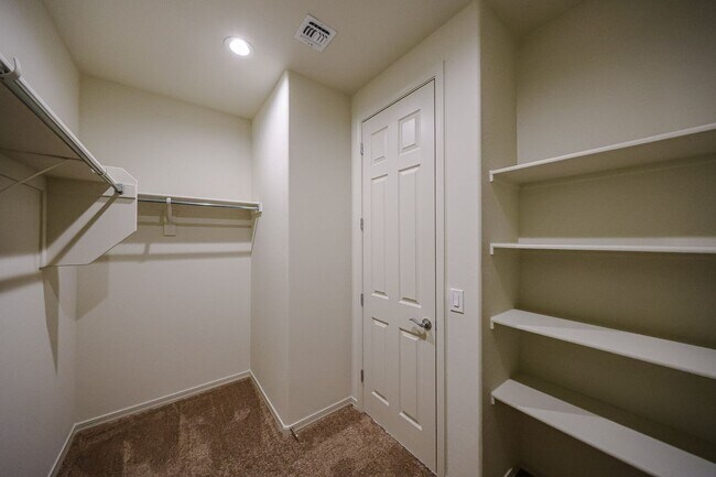 Building Photo - 4 Bedroom + Den in Foothills at Northpointe