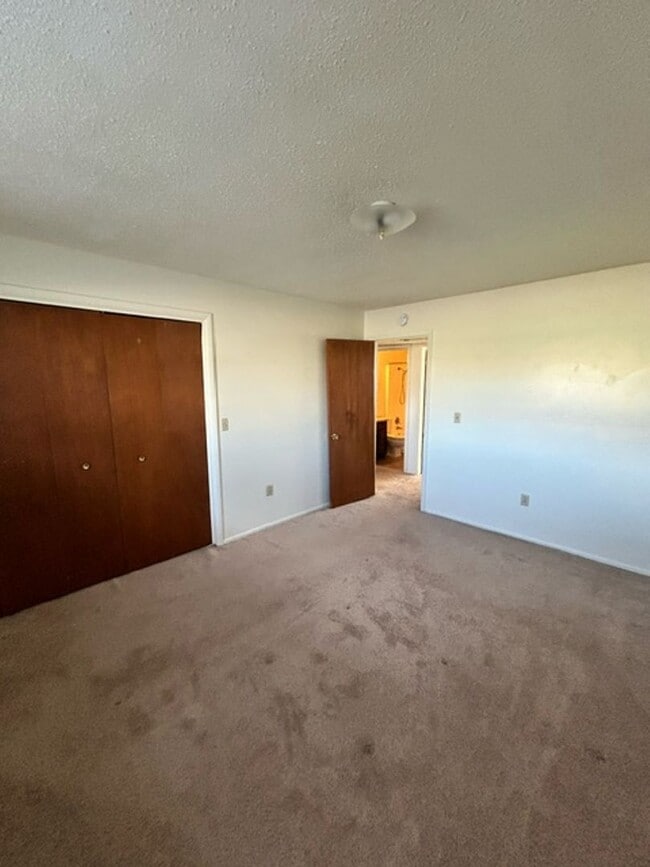 Building Photo - Move-In Today 2 Bedroom 1 Bathroom Apartment Close to Campus!