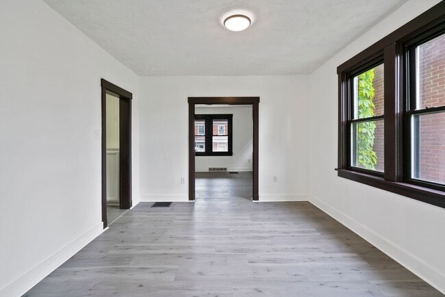 Building Photo - 3 bed 1 bathroom - central air, outdoor sp...