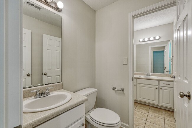 Building Photo - 567 Seays Crest Dr