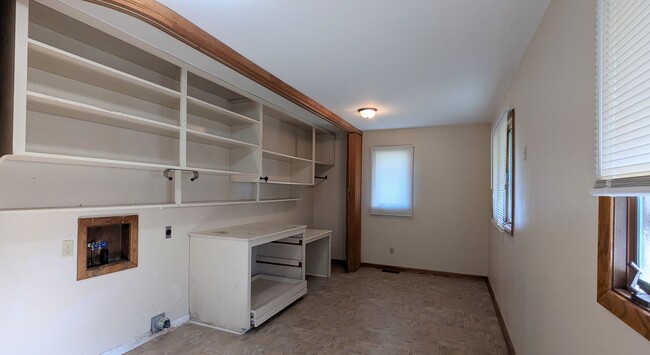 Building Photo - Spacious 3-Bedroom, 2-Bathroom Home