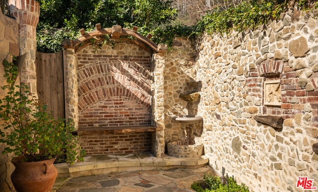 Building Photo - 8978 Wonderland Ave