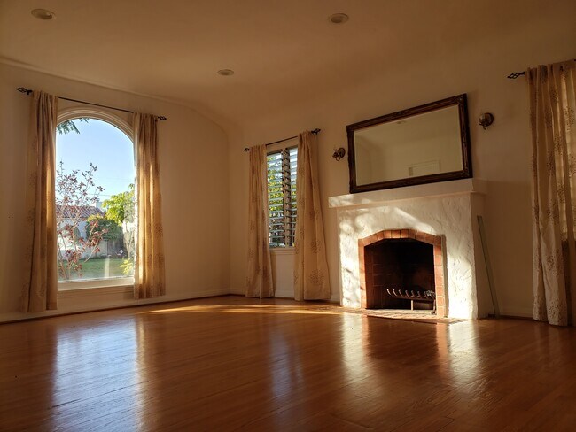 Primary Photo - 466 S Wetherly Dr
