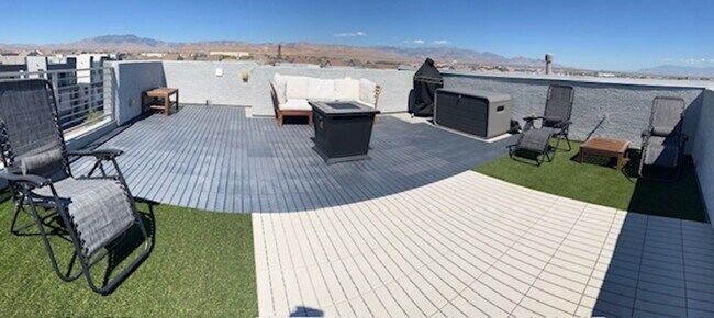 Building Photo - Stylish 3-Story Home with Rooftop Deck & B...