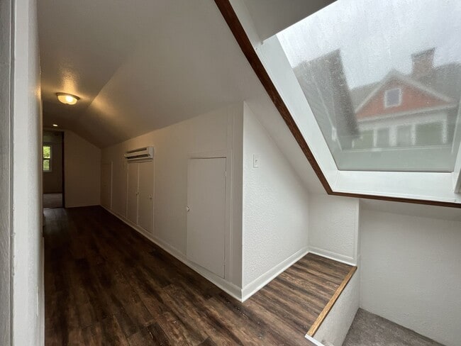 Building Photo - Large NW Portland Home Near Shops & Restaurants with Finished Basement & Bay Windows