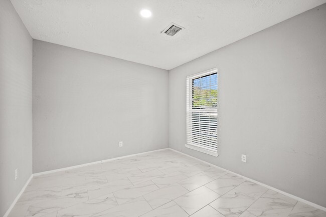 Building Photo - 13527 Montaigne Dr