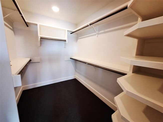 Building Photo - 607 Peacock Ln