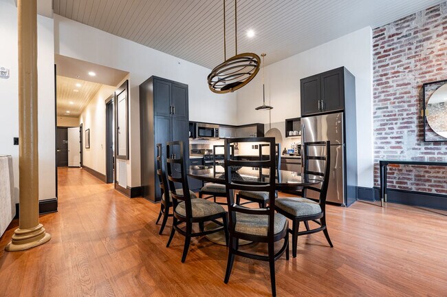 Building Photo - 1011 Canal St