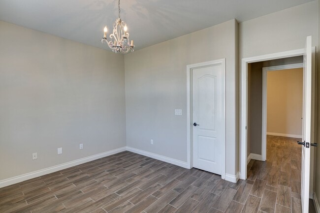 Building Photo - Luxurious 4 bd 3.5 bth Henderson Home in G...
