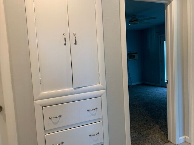 Building Photo - Beautifully upgraded interior, one dog considered.