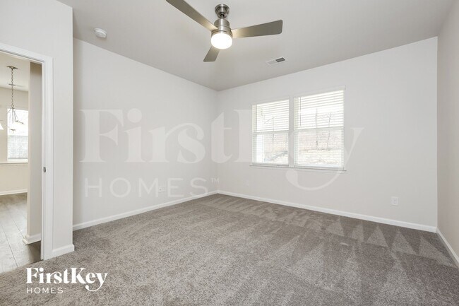 Building Photo - 586 Hillpark Ln