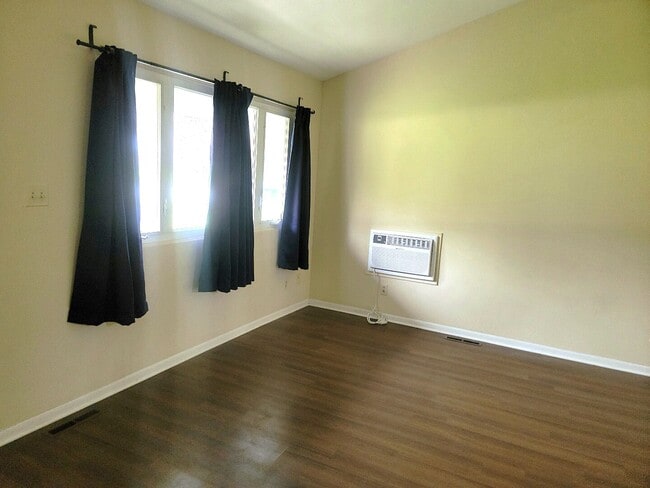 Building Photo - 70 Pine Ct