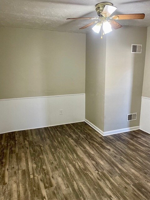 Building Photo - 406 Main St