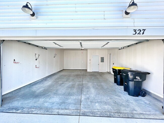 Building Photo - 327 NE Otter Dr