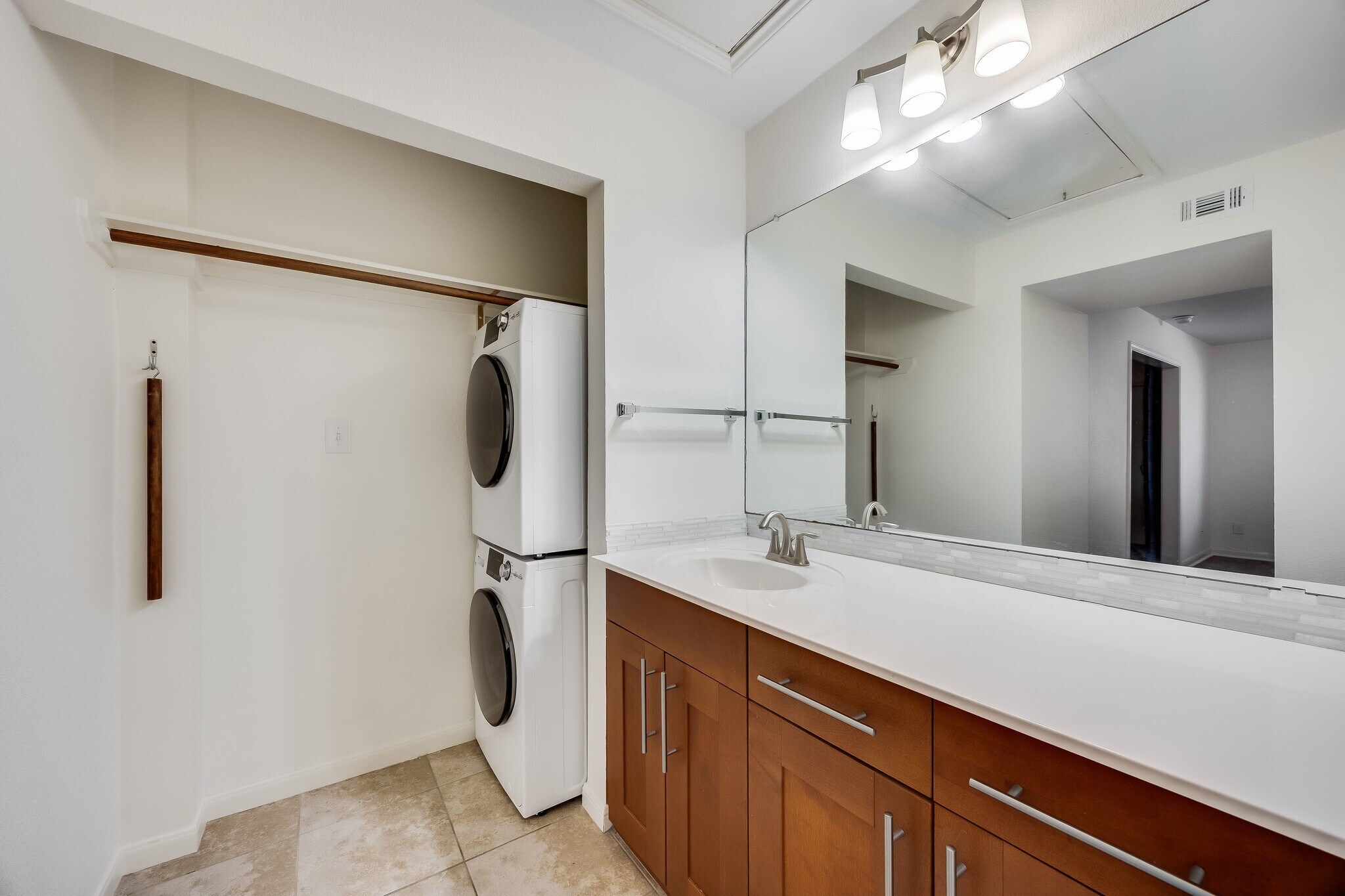 Building Photo - 7685 Northcross Dr