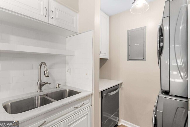 Building Photo - 510 E Ponce de Leon Ave