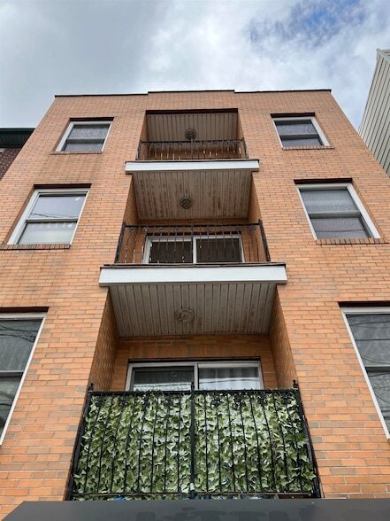 Building Photo - 355 West Side Ave